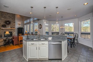 Hus, flere senger, spabadekar | Eget kjøkken | Kjøleskap, mikrobølgeovn, kokeplater og oppvaskmaskin