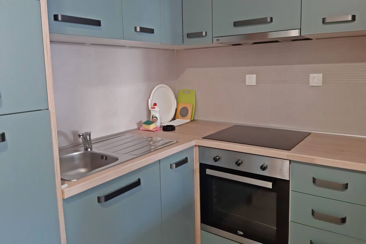 Fridge, oven, stovetop, electric kettle