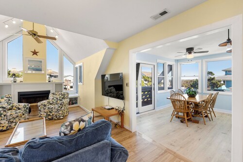 Fun2Sea: Oceanside with Private Hot Tub, Ocean Views, Quick Walk to the Beach!