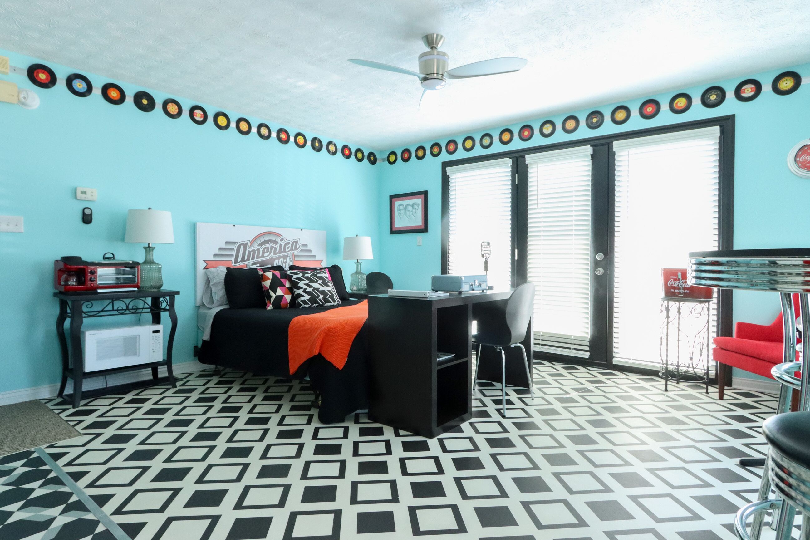 The Retro Suite 500B- Fun, Lake Cumberland, Golf Carts, Pickleball, Pool