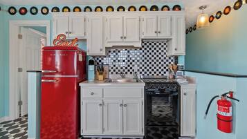 Réfrigérateur, micro-ondes, cafetière/bouilloire, four grille-pain