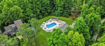 Welcome to “Retro Suite” – Your 1950s-Inspired Lakeside Getaway