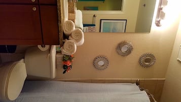 2 slaapkamers, een bureau, een strijkplank/strijkijzer, reisbedje