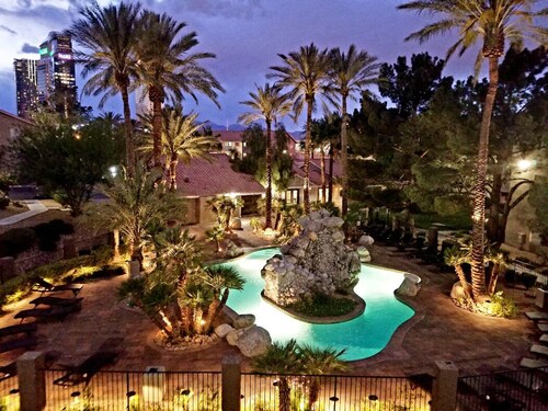 ❤ Lovely condo! Walking distance to Strip with pool & spa