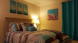 2 bedrooms, desk, iron/ironing board, travel crib - ❤ Lovely condo! Walking distance to Strip with pool & spa (Las Vegas)