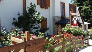 A building with a sign reading "HOSTERIA La Fattoria." - Hosteria La Pastorella (San Carlos de Bariloche)