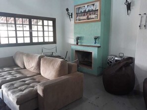 TV, fireplace - Chácara Pinho dos Sonhos (Cabreúva)