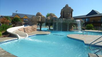 Alberca techada y alberca al aire libre