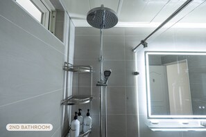 Combined shower/tub, hair dryer, slippers, towels - 2 min to MRT, 4B2b Shopping/Restaurant District (Taipei)