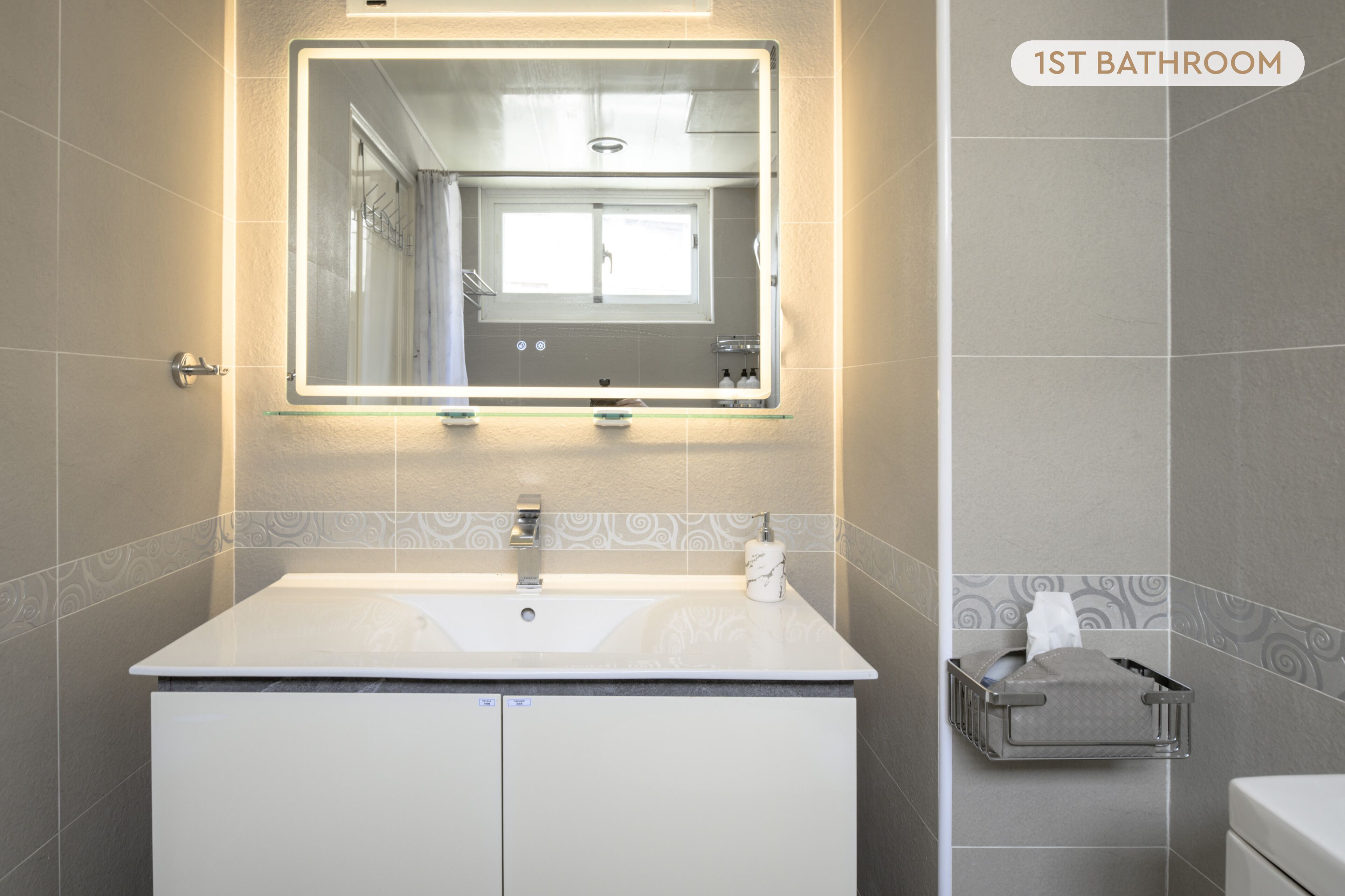 Combined shower/bathtub, hair dryer, slippers, towels