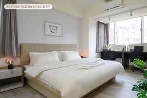 4 habitaciones, escritorio y tabla de planchar con plancha 