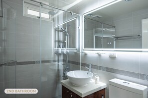 Combined shower/tub, hair dryer, slippers, towels