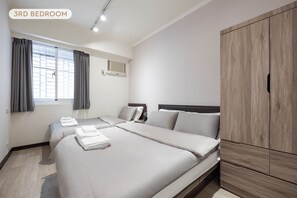 4 bedrooms, desk, iron/ironing board, travel crib - 2 min to MRT, 4B2b Shopping/Restaurant District (Taipei)