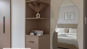 4 habitaciones, escritorio y tabla de planchar con plancha