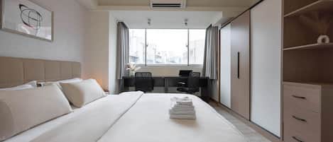 4 chambres, bureau, fer et planche à repasser, lit de bébé portatif