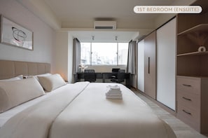 4 bedrooms, desk, iron/ironing board, travel crib - 2 min to MRT, 4B2b Shopping/Restaurant District (Taipei)