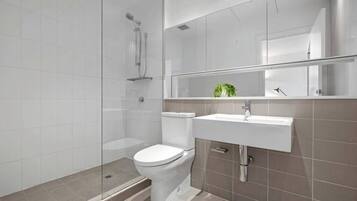 Een douche, een haardroger, handdoeken, shampoo
