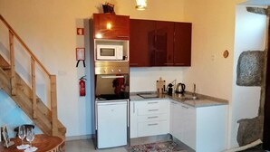 Cafeteira/chaleira, geladeira, micro-ondas, fogão