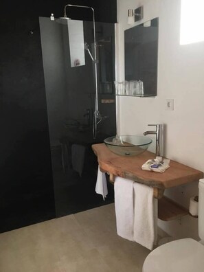 Shower, rainfall showerhead, hair dryer, towels - Casas da Quinta (Santa Cruz das Flores)