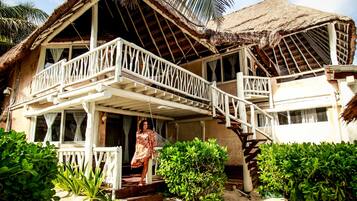 Habitación Deluxe, vista al océano, planta baja | 1 habitación, minibar y caja de seguridad en la habitación