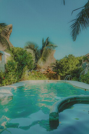 Una piscina al aire libre