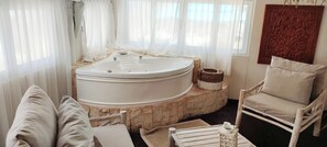 Suite – honeymoon, ved havkanten | 1 soverom, minibar, safe på rommet og strykejern/-brett