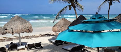 Plage privée, sable blanc, chaises longues, parasols