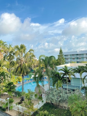 Alberca al aire libre y alberca climatizada