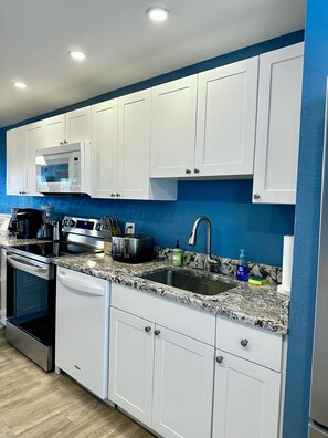 Fridge, microwave, oven, stovetop - La Brisa - Ocean Views Across from Smathers Beach (Key West)