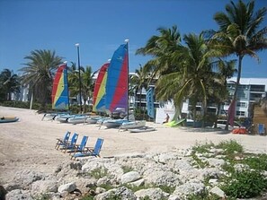 En la playa y toallas de playa 