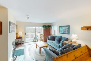 Fernseher, Kamin, Bücher, Stereoanlage