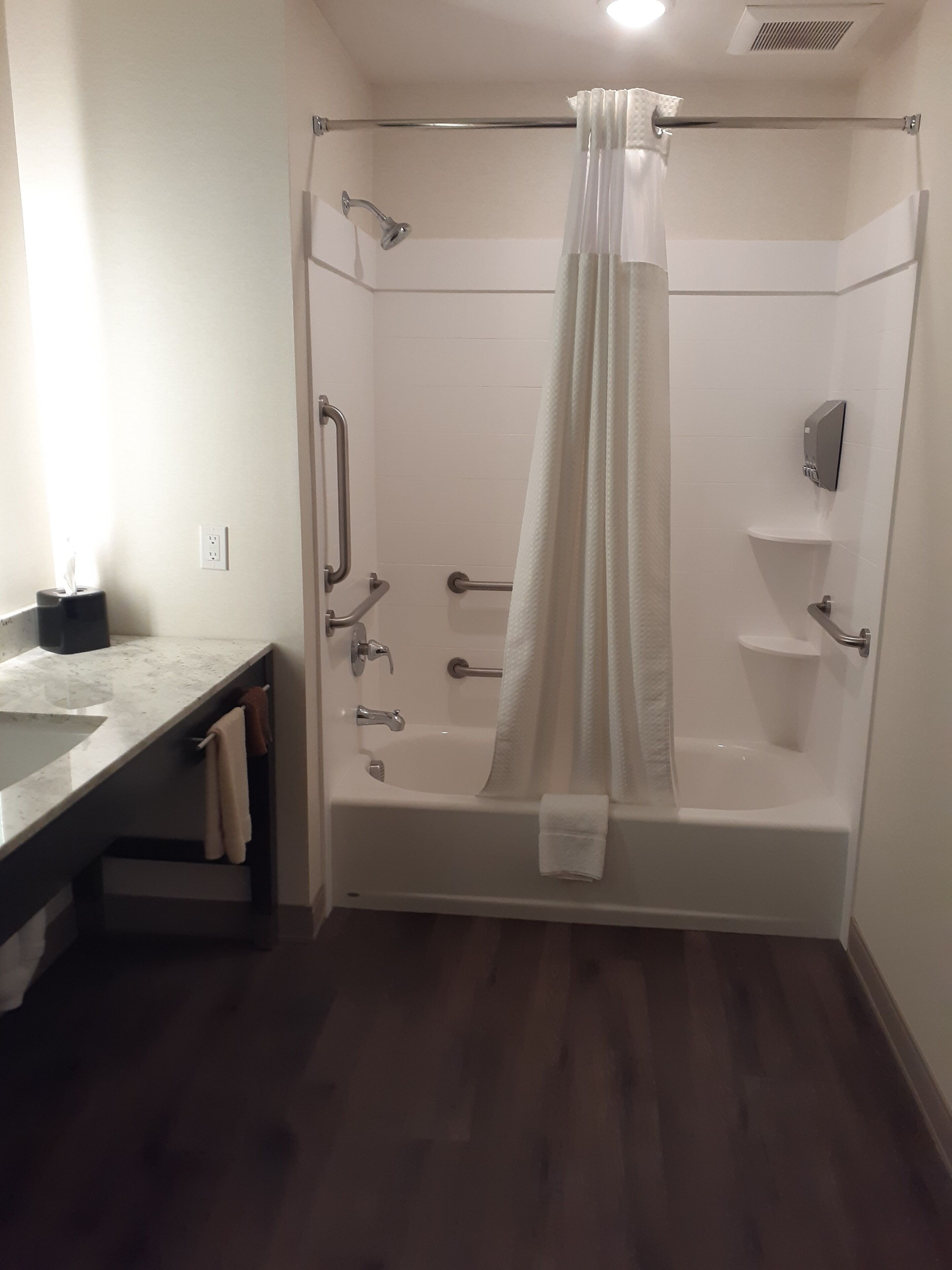 standard single room | accessible bathroom