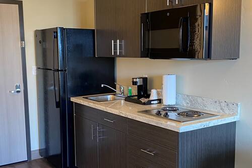 Full-size fridge, microwave, stovetop, coffee/tea maker