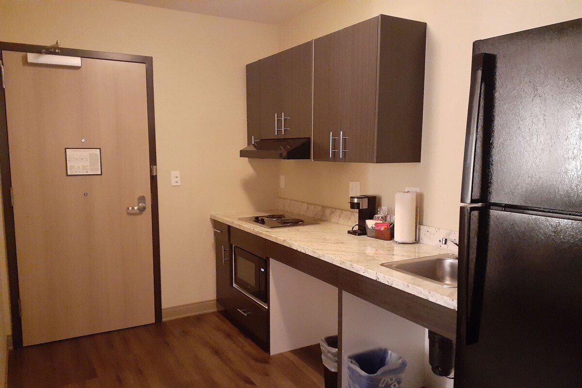 Private kitchen | Coffee/tea maker, full-size fridge, microwave, stovetop