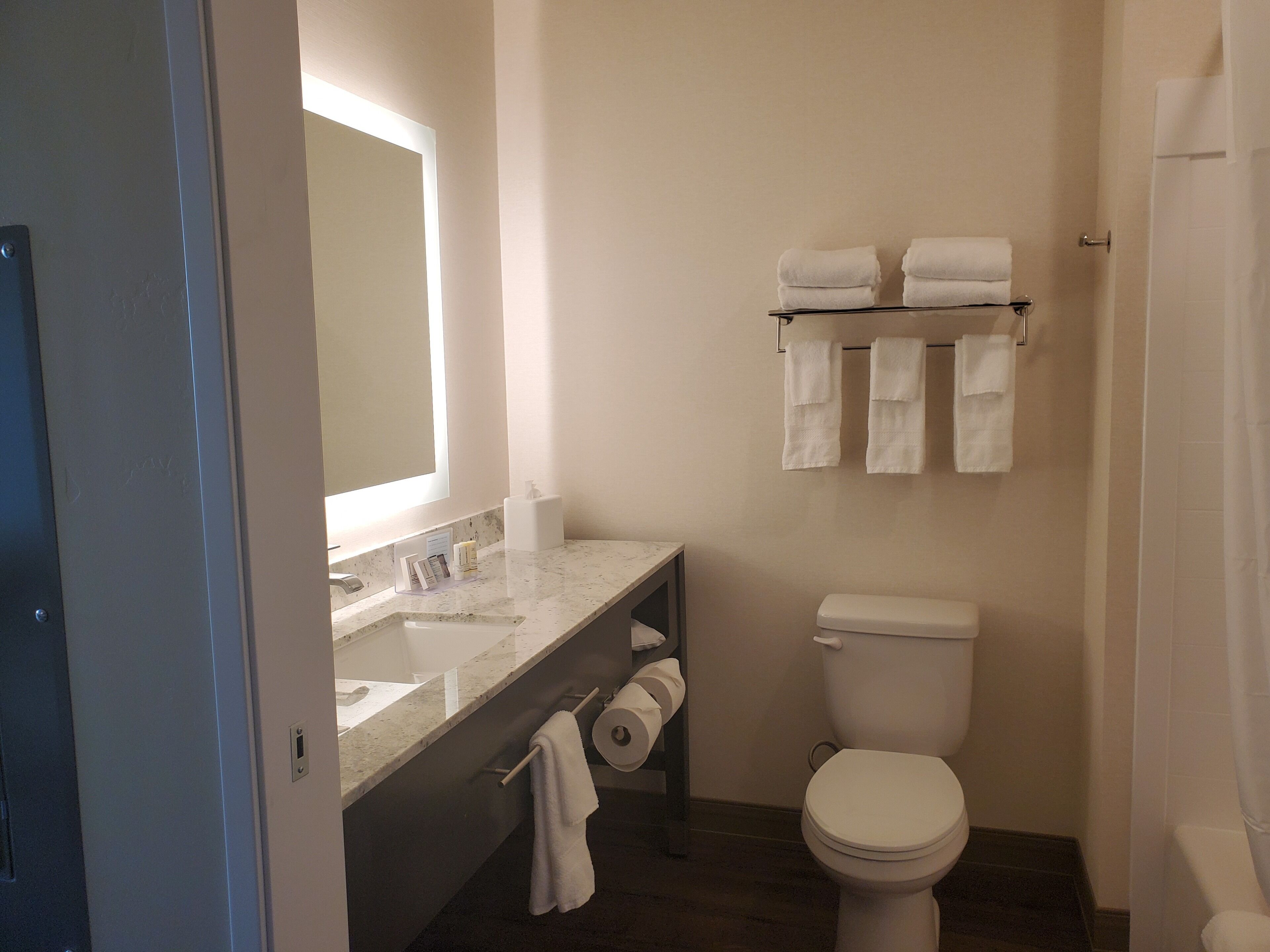 combined shower/bathtub, hydromassage showerhead, free toiletries