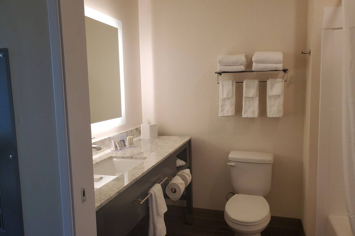 combined shower/bathtub, hydromassage showerhead, free toiletries