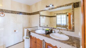 Tina con regadera, secadora de cabello, toallas 