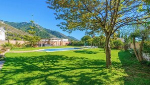 A residential property with a swimming pool, a pergola, and a view of a mountain. - Laurel de Mijas by Ruralidays (Málaga)
