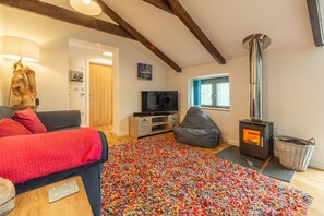 Smart TV, fireplace - Perfect for a romantic Cornish break and just a mile and a half from the beach. (Penwennick Road)