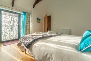 1 bedroom, iron/ironing board, WiFi, bed sheets - Perfect for a romantic Cornish break and just a mile and a half from the beach. (Penwennick Road)