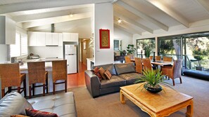 TV, fireplace, DVD player - Beach Belle Lorne - Charming Beach Home (Lorne)