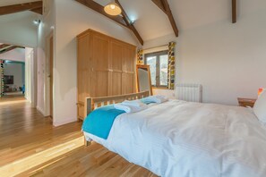 3 habitaciones, tabla de planchar con plancha, wifi y ropa de cama