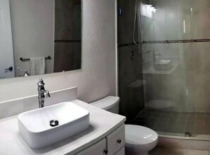 Bruser, hårtørrer, bidet, håndklæder