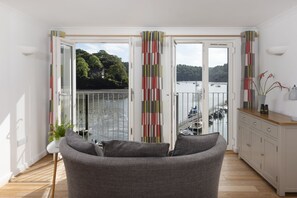Interior - This holiday home is situated right on the water’s edge within the Malpas Marina (Malpas)