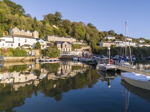 Marina - This holiday home is situated right on the water’s edge within the Malpas Marina (Malpas)