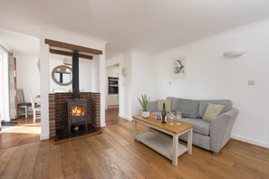 Una Smart TV, una chimenea
