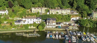 This holiday home is situated right on the water’s edge within the Malpas Marina