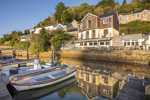 This holiday home is situated right on the water’s edge within the Malpas Marina