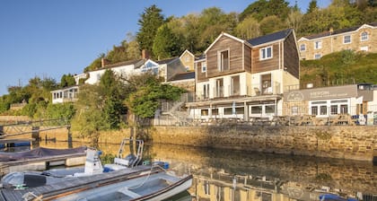 This holiday home is situated right on the water’s edge within the Malpas Marina