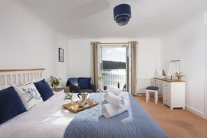 3 bedrooms, iron/ironing board, WiFi, bed sheets - This holiday home is situated right on the water’s edge within the Malpas Marina (Malpas)